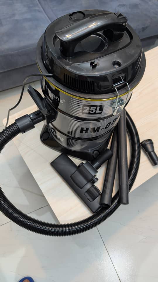 BennyBoom PowerMax 25L vacuum cleaner shown with hose, extension tubes and floor brush attachment